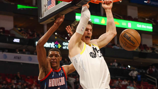 Jazz forward Lauri Markkanen dunks against Rockets forward Jabari Smith Jr.